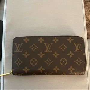 Authentic Louis Vuitton Zippy Monogram Wallet w/ Rose Ballerine interior